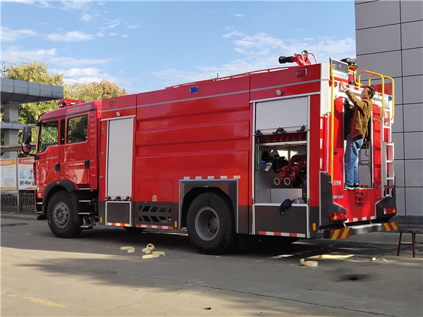 重汽8噸消防車(chē)
